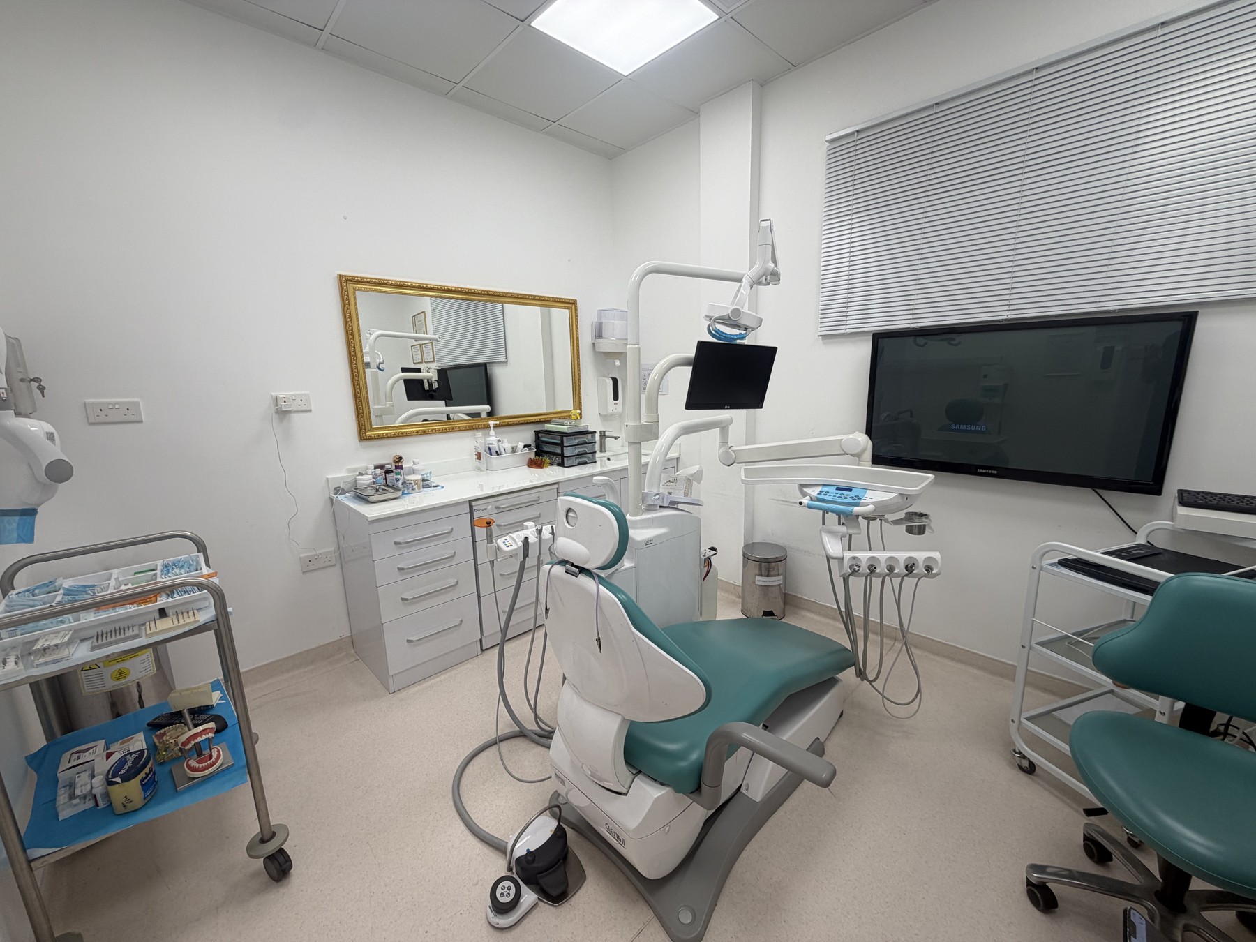 Modern treatment room at Drs. Hadi and Hofmann Medical Center