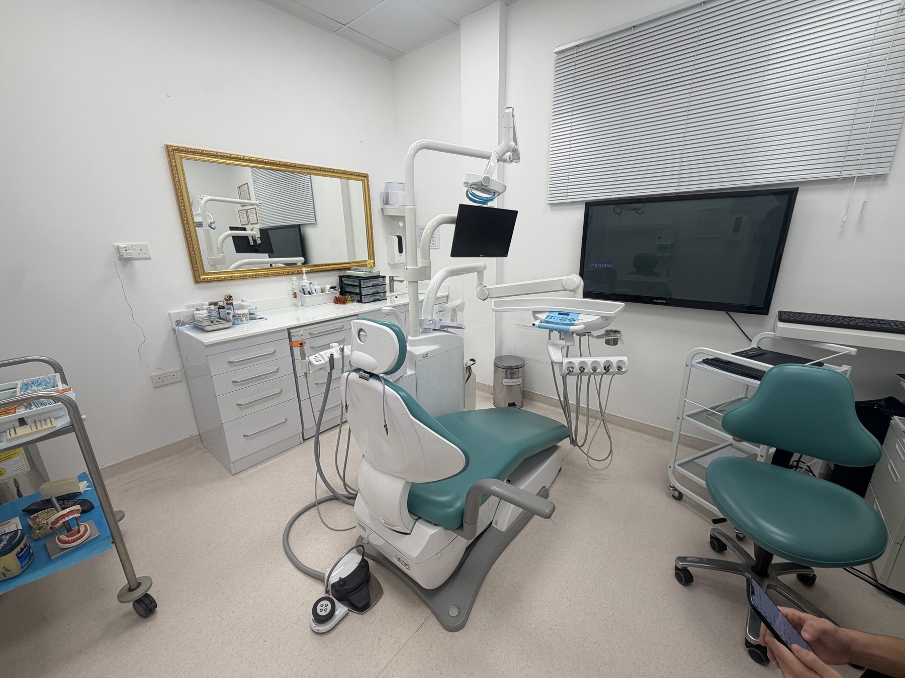 Calm, clean dental treatment room